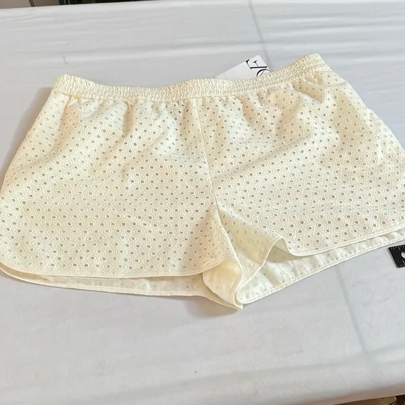 DianeVonFurstenbergsize 12 white pull on shorts pockets curve hem